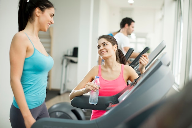 Jeunes en formation dans le gymnase