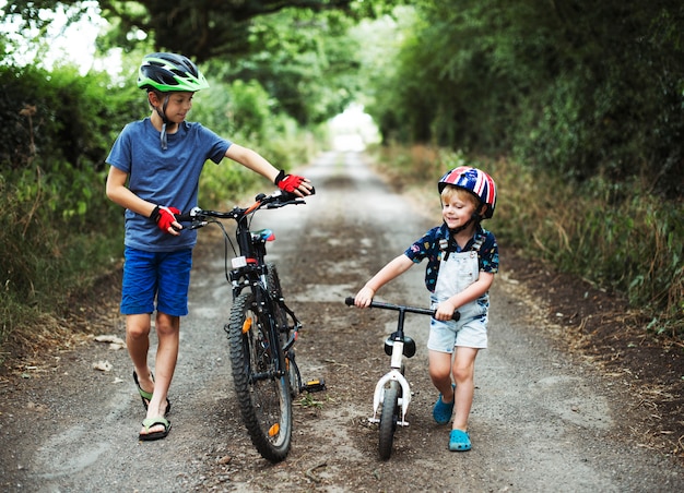 Jeunes garçons poussant leurs vélos