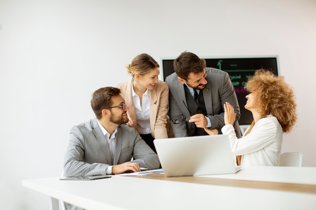 Les jeunes gens d'affaires assis à la table de réunion dans la salle de conférence pour discuter de la stratégie de travail et de planification