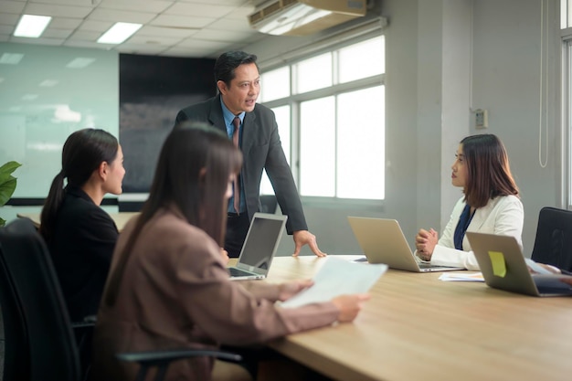 Jeunes gens d'affaires discutant et remue-méninges au bureau moderne