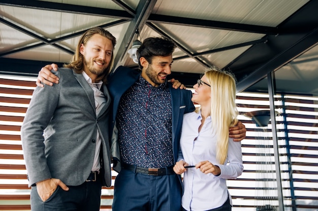 Jeunes gens d&#39;affaires embrassés