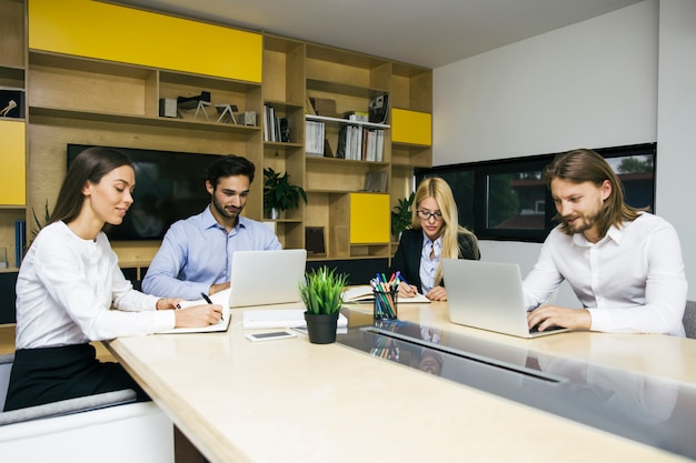 Jeunes gens d&#39;affaires lors d&#39;une réunion pour discuter d&#39;idées au bureau