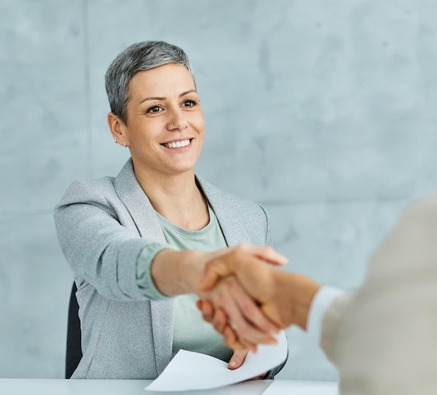 Jeunes gens d'affaires se rencontrent au bureau se serrent la main se serrent les mains travail d'équipe contrat de groupe contrat noir heureux souriant succès partenariat introduction salutation businesswoam portrait