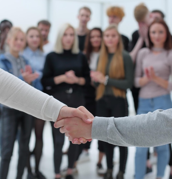 Jeunes gens d'affaires se serrant la main