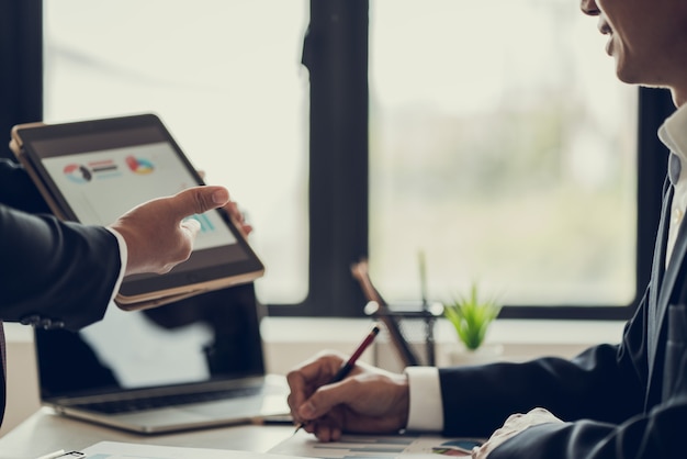 Les jeunes gens d'affaires se voient présenter le projet de travail marketing au client dans le bureau de la salle de réunion