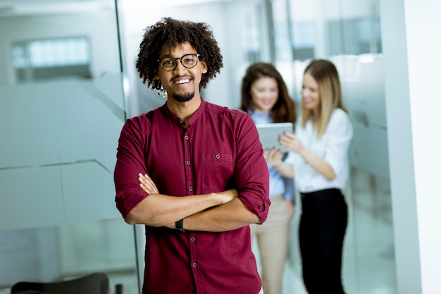 Jeunes gens d&#39;affaires avec tablette au bureau