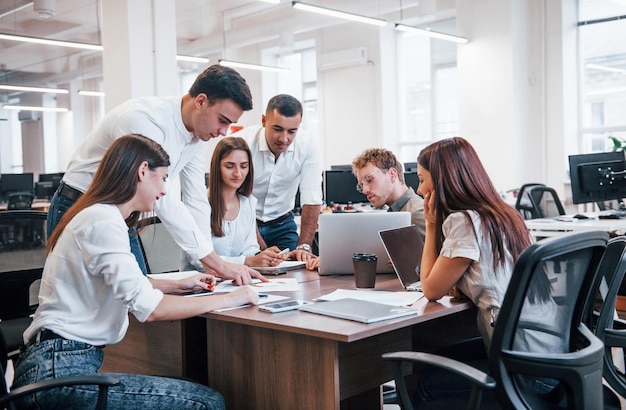 Jeunes gens d'affaires travaillant ensemble dans le bureau moderne.