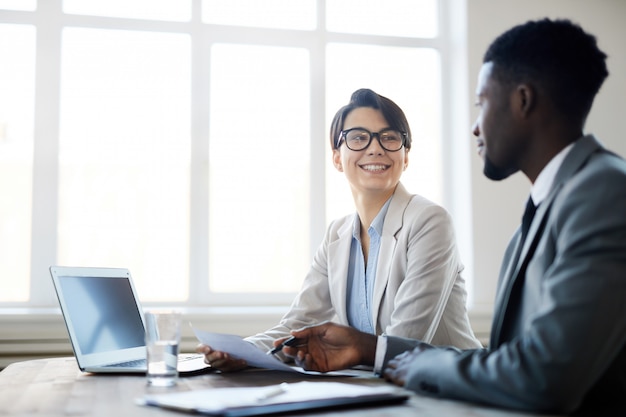 Jeunes gens d'affaires travaillant