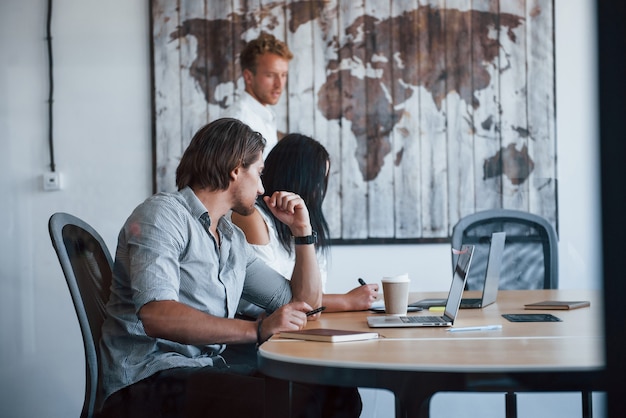 Jeunes gens d'affaires en vêtements formels travaillant au bureau.