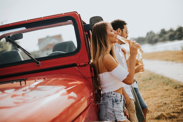 Jeunes gens buvant et s&#39;amusant en voiture