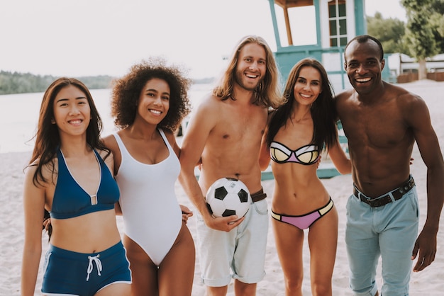 Jeunes gens câlin prenant photo sur le littoral