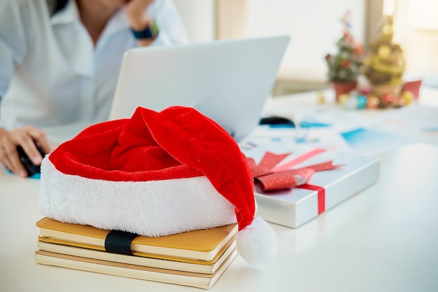 Photo jeunes gens créatifs célèbrent des vacances dans les bureaux modernes