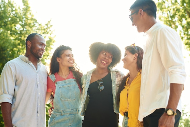 Jeunes gens de culture diversifiée et concept d'amitié