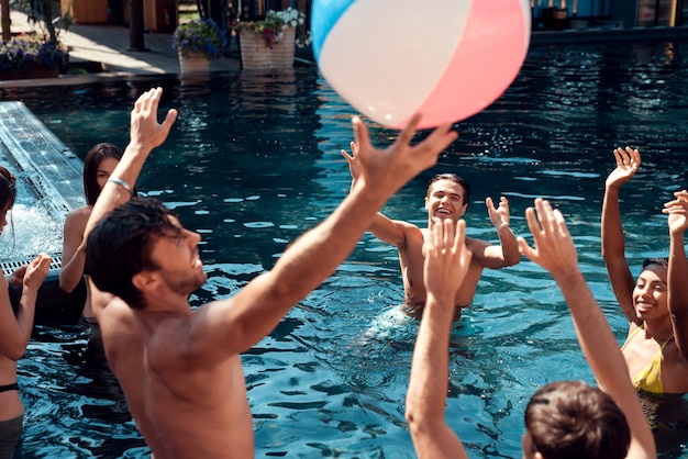 Jeunes gens heureux jouant ensemble avec plage colorée