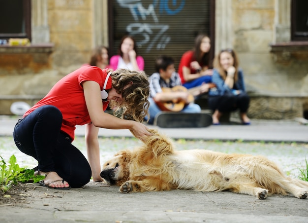 Jeunes gens réels dans la rue avec un chien