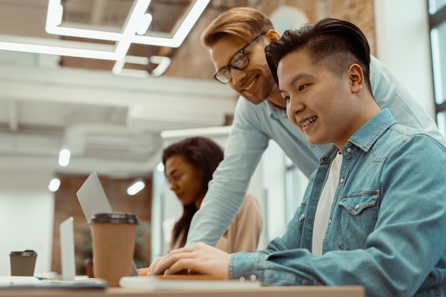 Photo jeunes gestionnaires, hommes et femmes souriants au bureau