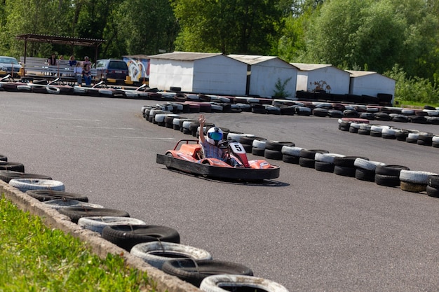Les jeunes Go Kart Racer sur la bonne voie Image dynamique d'adolescent se déplaçant rapidement par un kart avec effet de flou de mouvement