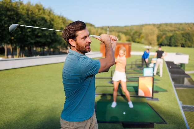 Photo jeunes golfeurs en action