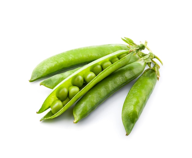 Jeunes gousses de pois verts sur fond blanc agrandi. Nourriture saine.