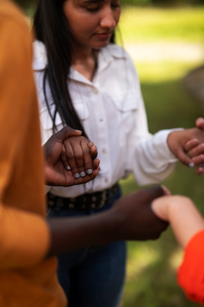 Jeunes en grand angle priant dehors