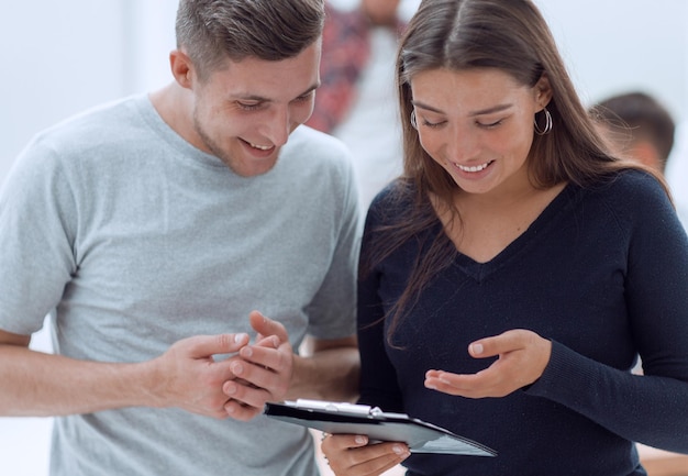 Des jeunes heureux avec un contrat entre les mains