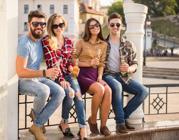 Jeunes heureux marchant en plein air