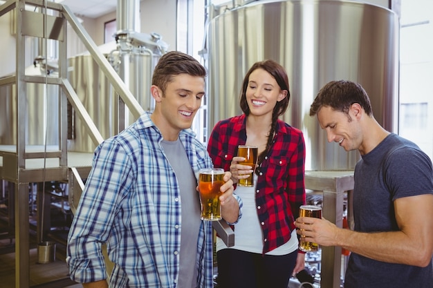 Jeunes hipsters dégustant de la bière ensemble