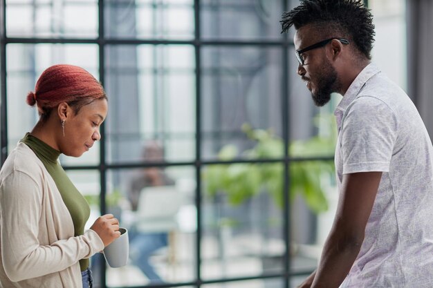 Jeunes hommes d'affaires afro-américains dans le bureau travail de bureau quotidien