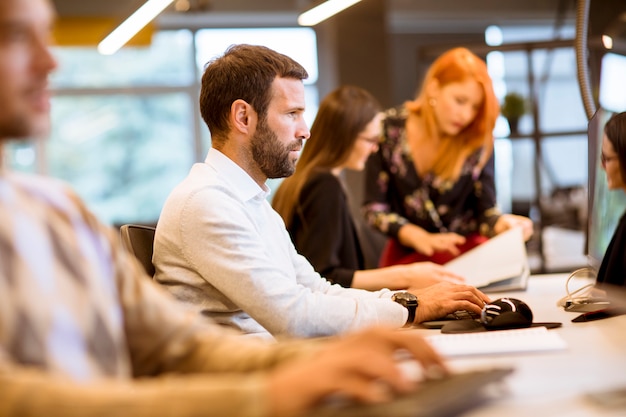 Jeunes hommes d'affaires au bureau