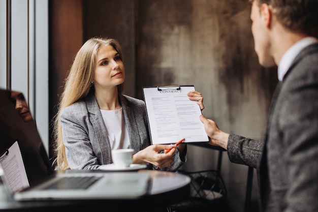 Jeunes hommes d'affaires ayant une réunion dans un café