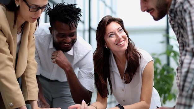 Jeunes hommes d'affaires penchés sur un projet au bureau