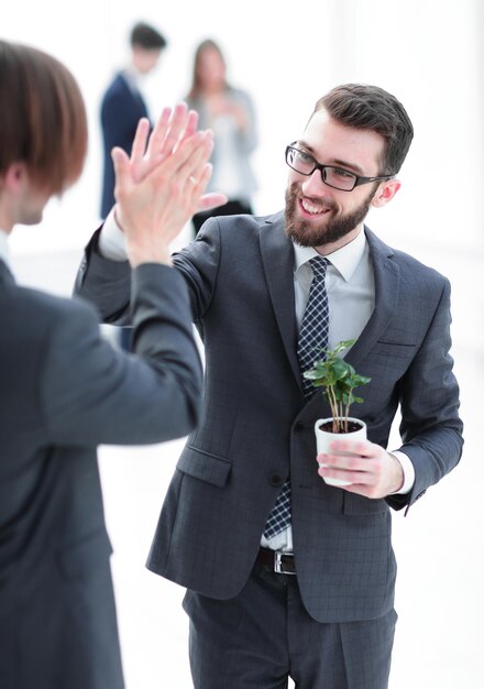 Jeunes hommes d'affaires se donnant un high five