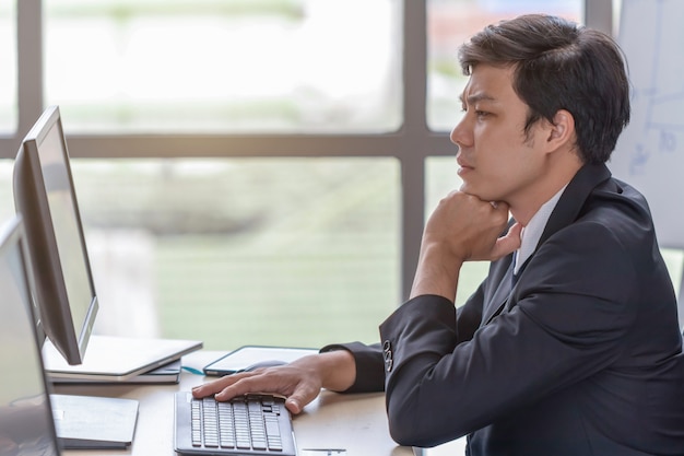 Les jeunes hommes d'affaires sont stressés au bureau