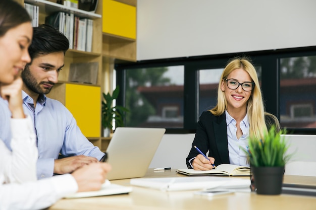 Jeunes hommes d&#39;affaires travaillant au bureau