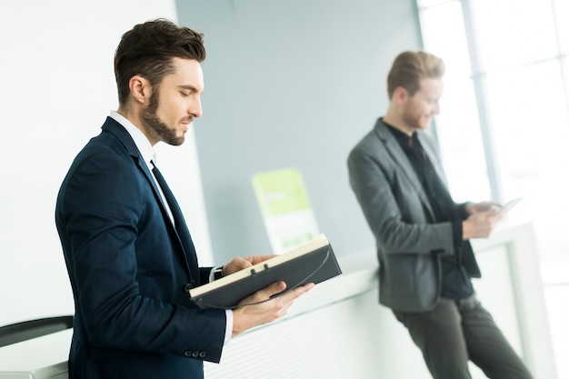 Jeunes hommes au bureau