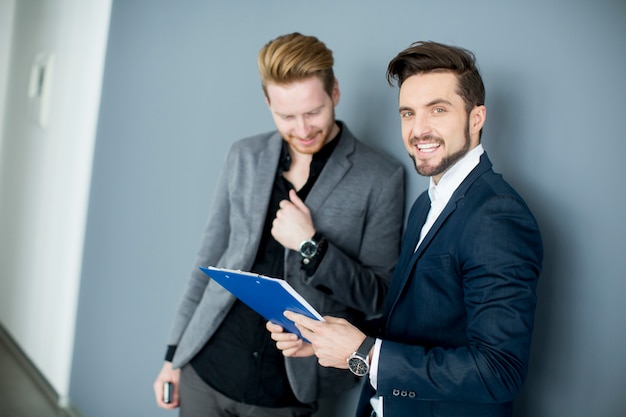 Jeunes hommes au bureau