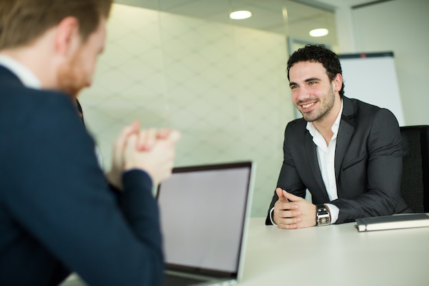 Jeunes hommes au bureau