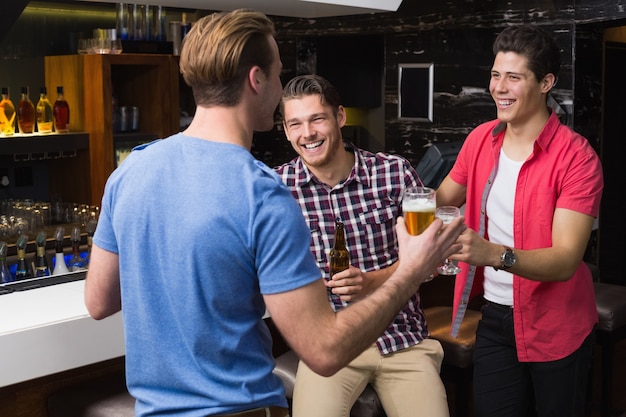 Jeunes hommes buvant de la bière ensemble