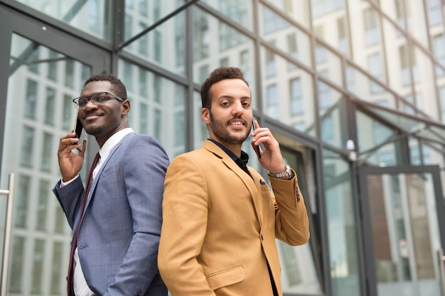 jeunes hommes en costumes