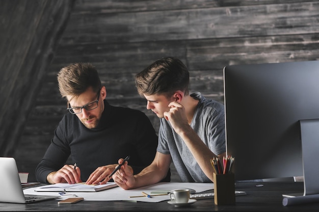 Jeunes hommes faisant de la paperasse