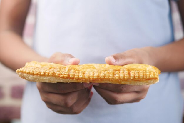 Jeunes hommes mangeant une tarte aux pommes