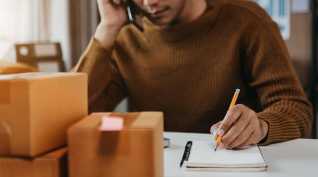 Photo des jeunes hommes ont contacté un client pour lui demander une adresse de livraison