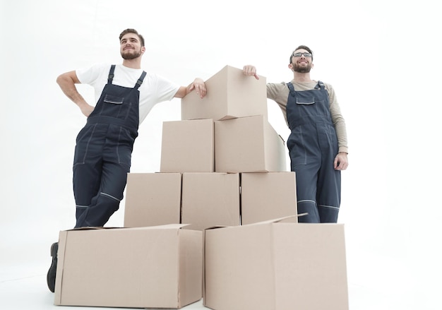 Jeunes hommes portant une boîte à la pile de boîtes