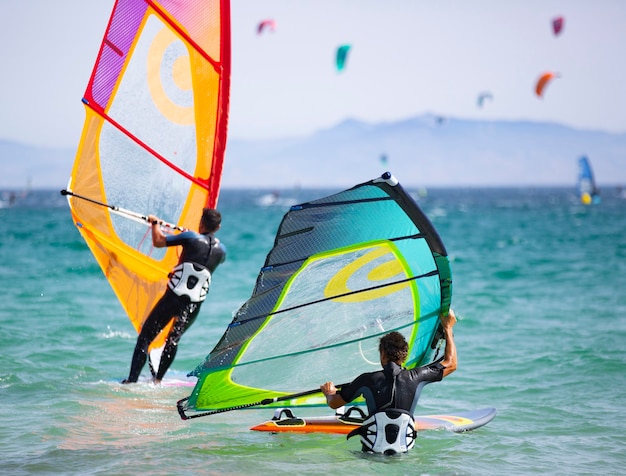 jeunes hommes pratiquant la planche à voile