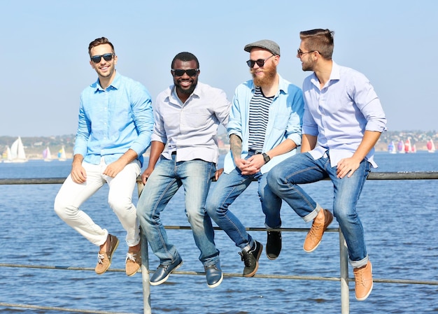 Les jeunes hommes se détendre au bord de la rivière