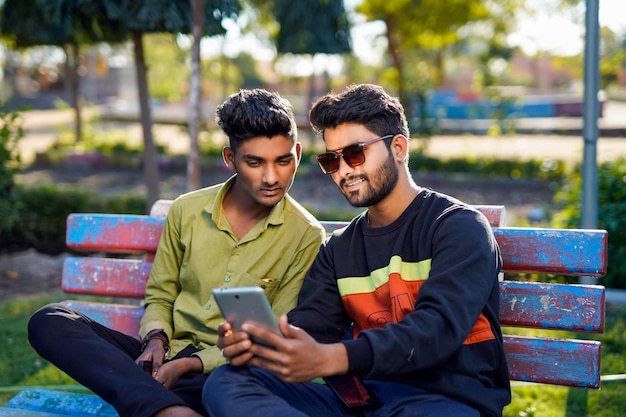 Jeunes indiens utilisant la technologie