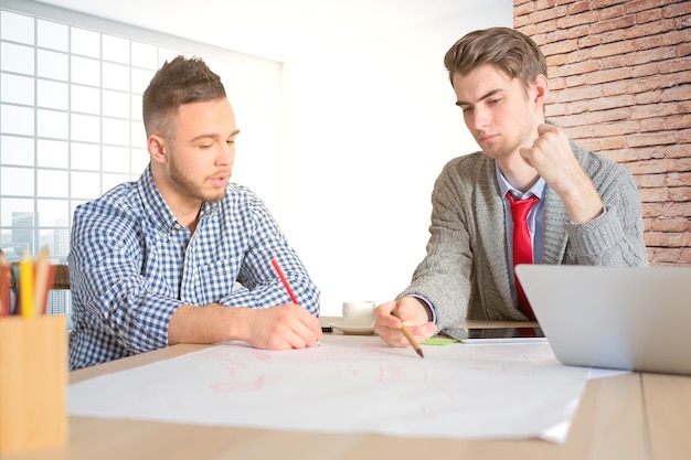 Jeunes ingénieurs sur le lieu de travail