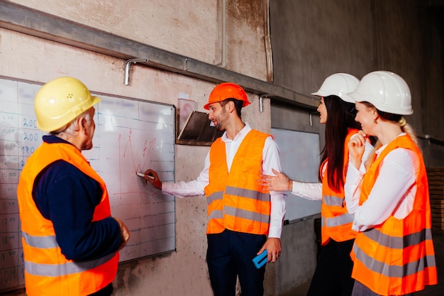 Les jeunes ingénieurs s'exercent à l'usine