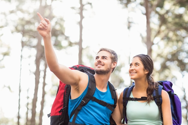 Jeunes joggeurs heureux regardant quelque chose au loin