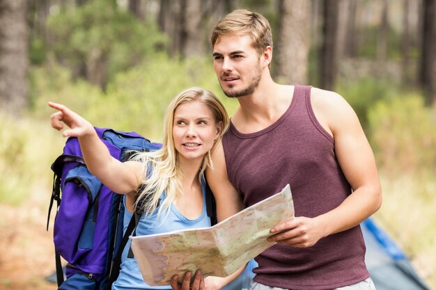 Jeunes joggeurs heureux regardant quelque chose au loin